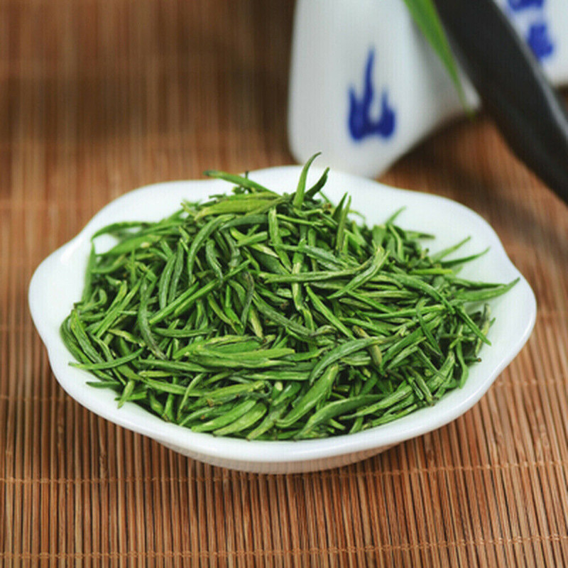 HelloYoung Jin Tan Que She Green Tea 50g Hand Picked Sparrow Tongue Gift Box