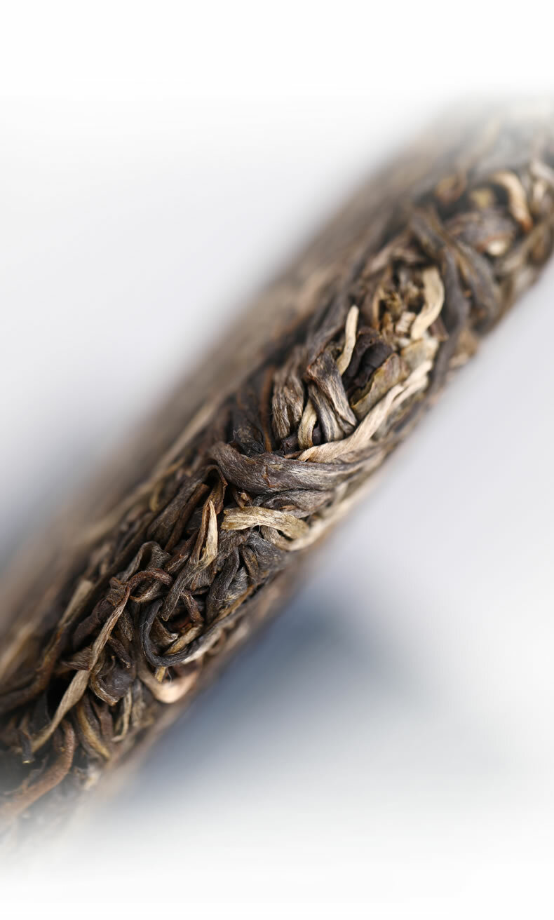 2020 Haiwan Old Comrade Liang Pin Ling Qi Shen Puer Tea Old Raw Pu’er Cake 400g