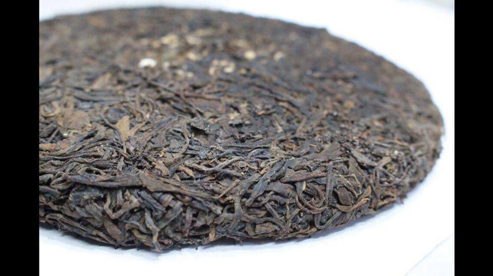 1980’s Yuan Nian Old flavor Longzhu Pu-erh Sheng (Raw) Beengcha Cake No Wrapper