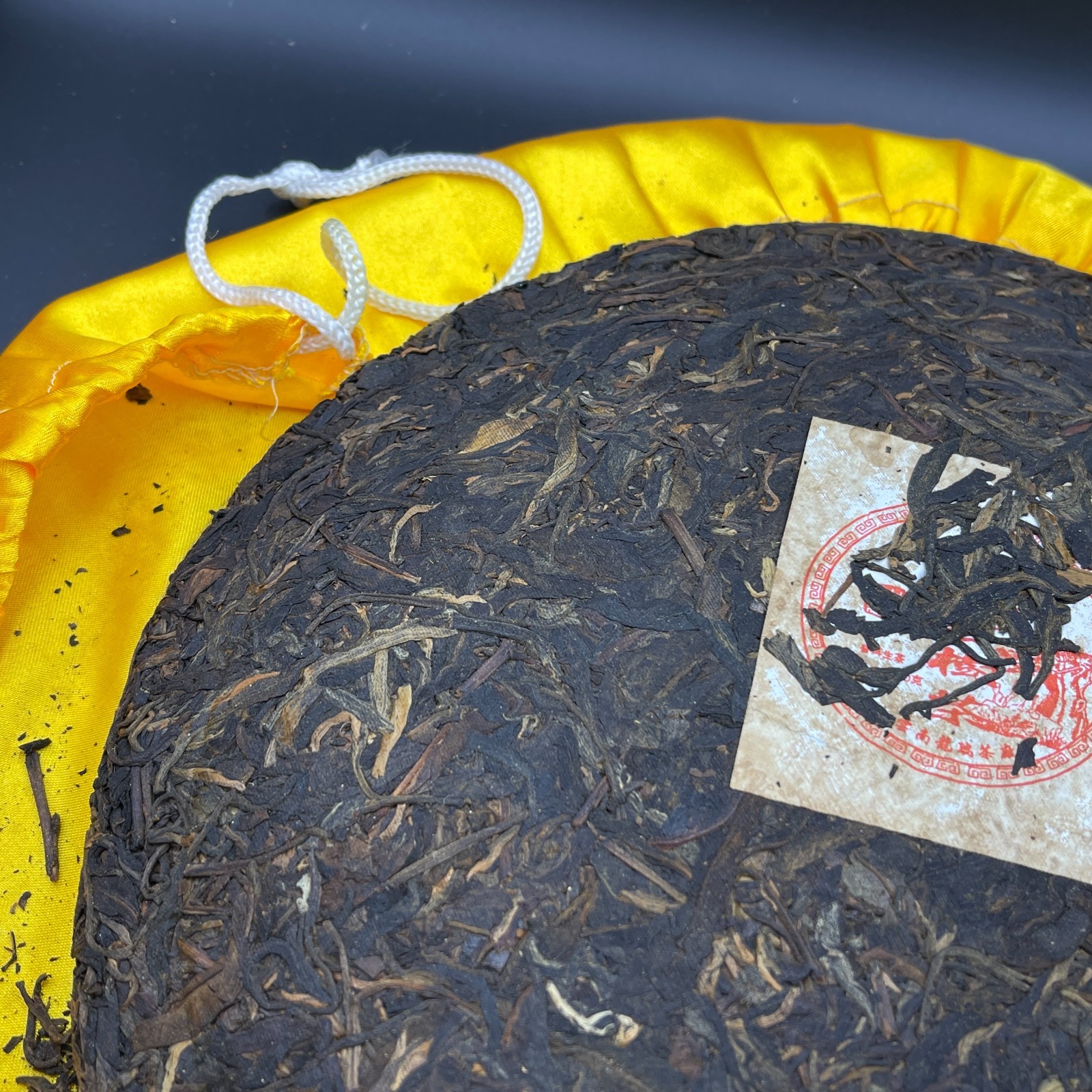 1998 Vintage Jingmai Wild Ancient Tree Raw Pu-erh Tea Cake – 1000g (2.2 lbs)