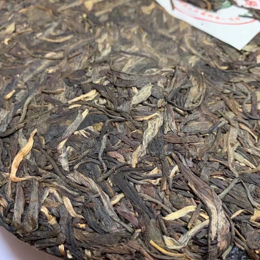 2004 Millennium Ancient Tea Tree Big Cabbage Banzhang Pu’er Raw Tea Cake 357g