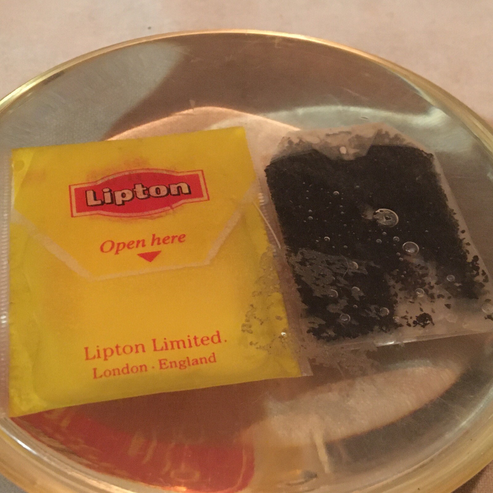 LIPTON BLACK TEA YELLOW LABEL LUCITE PAPERWEIGHT ENGLISH ENGLAND MID CENTURY