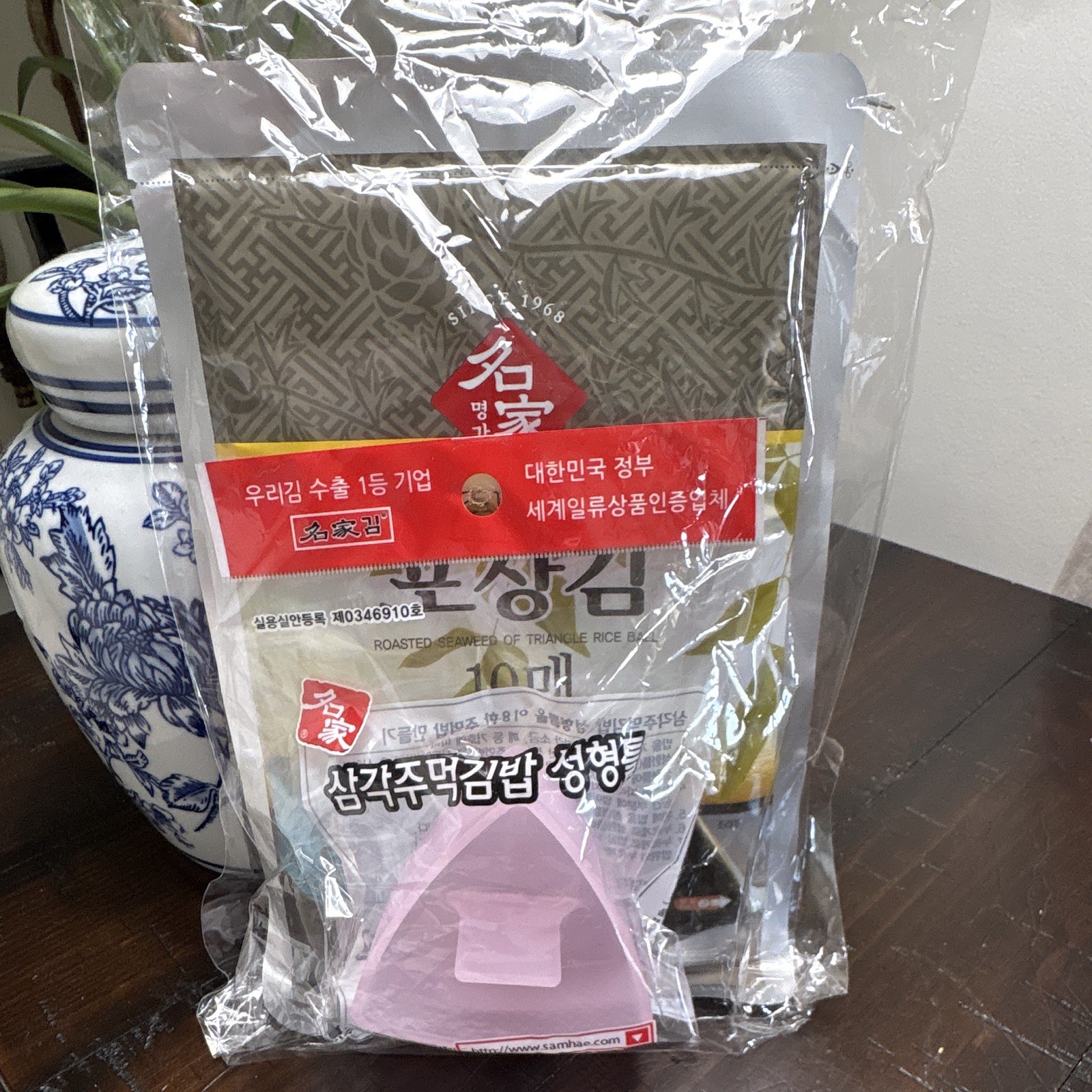 Roasted seaweed of triangle rice ball