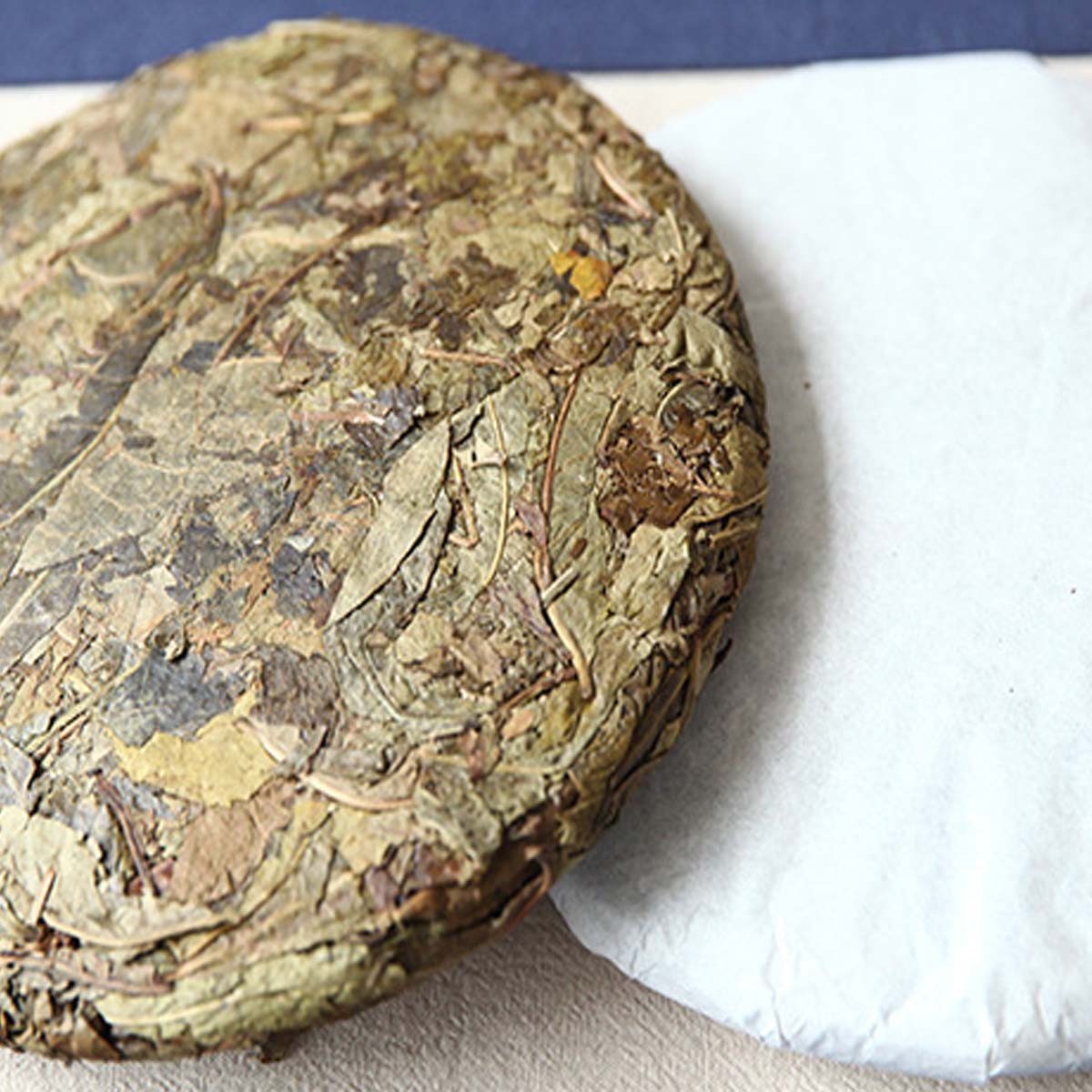 357g Yunnan Puer Raw Tea Cake Ancient Tree Golden Leaf Chinese Pu-erh Green Tea