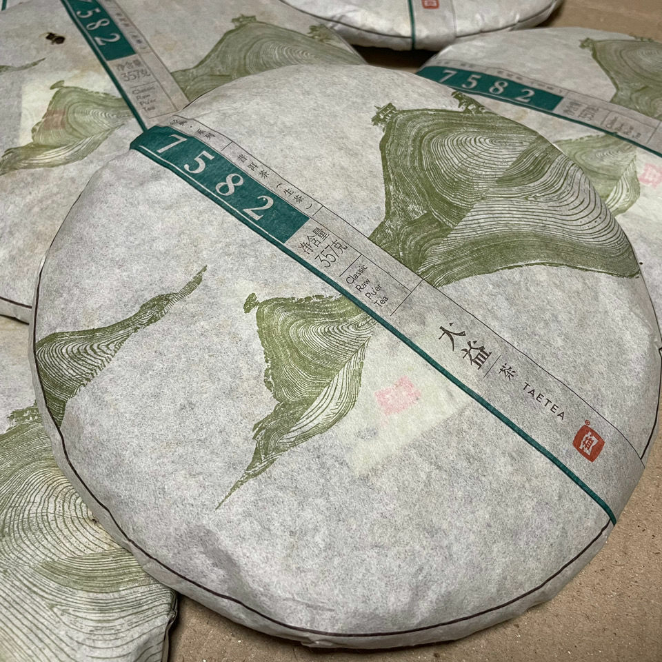 2014 Taetea Dayi 7582 Raw Pu-erh Puer Tea 357g Cake Shaped Pu’er Batch 1401