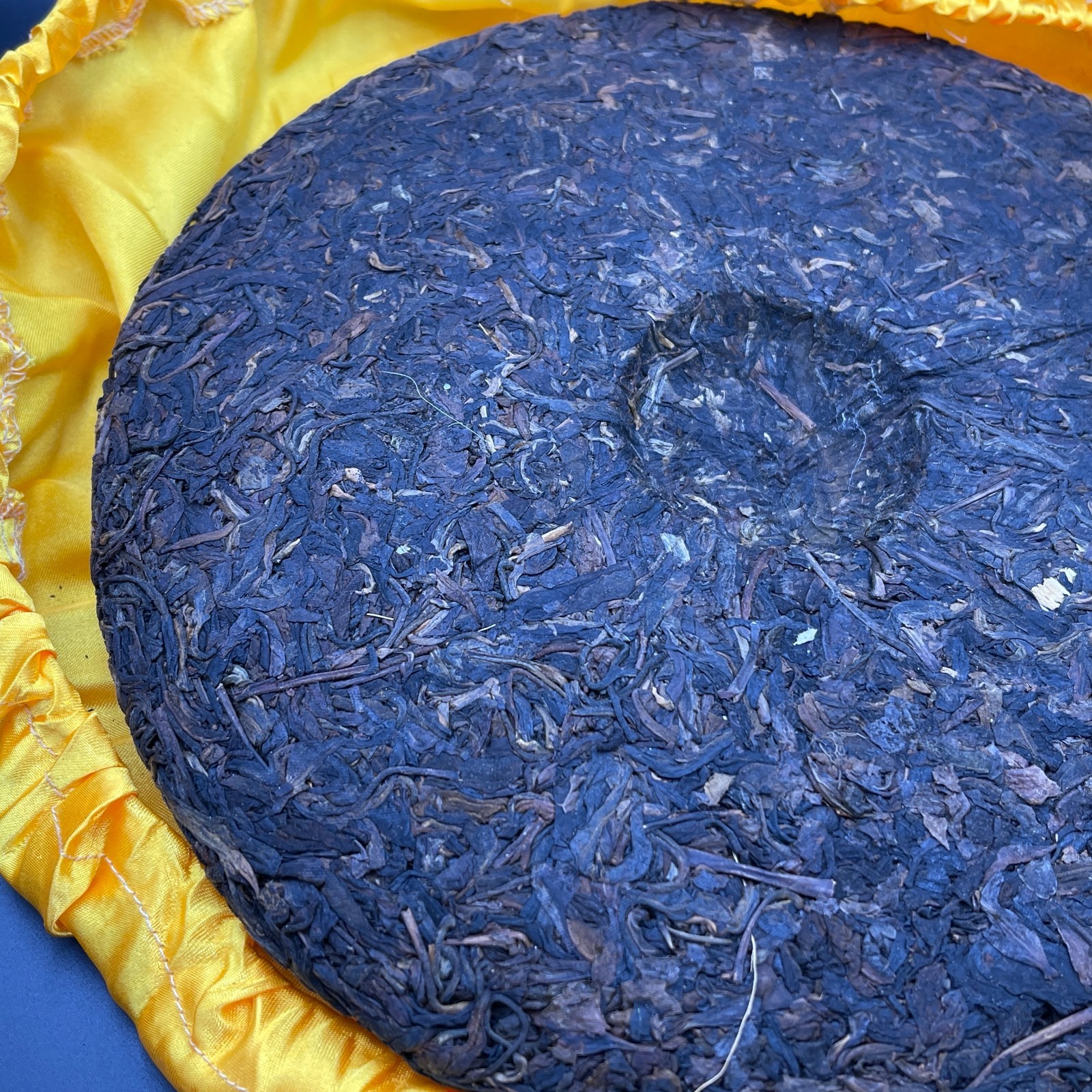 1998 Vintage Jingmai Wild Ancient Tree Raw Pu-erh Tea Cake – 1000g (2.2 lbs)