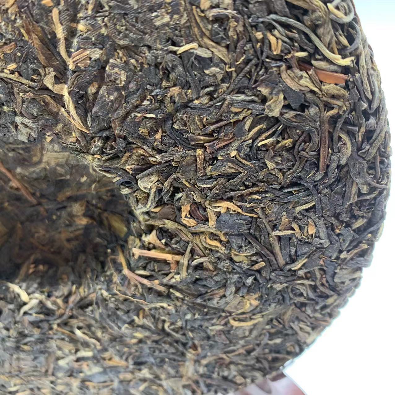 2004 Chun Ming Millennium Old Tea Cabbage Banzhang Menghai Pu’er Raw Tea 357g