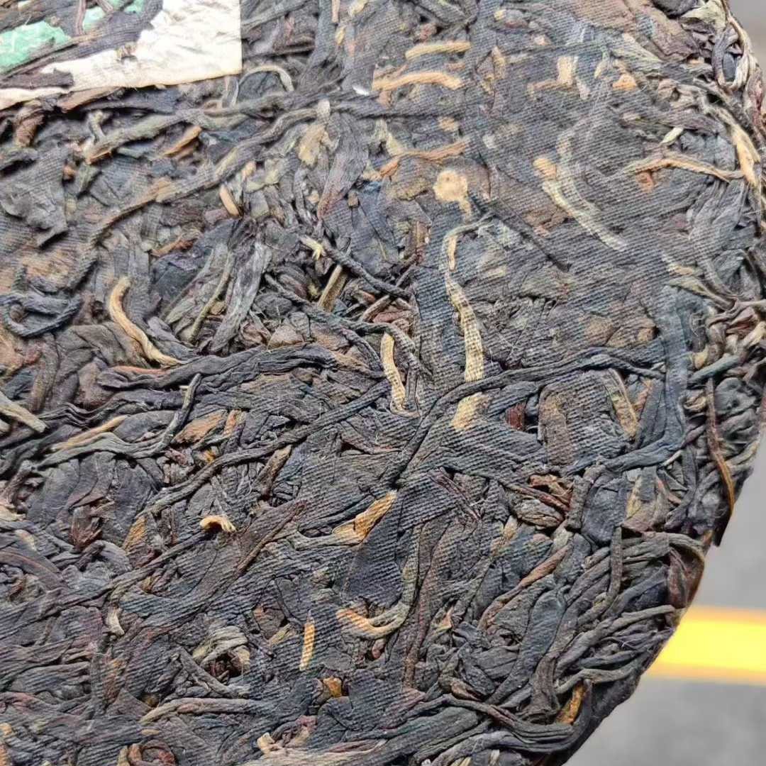 2004 Spring Ming Tea Factory Banzhang “Big Cabbage” Raw Pu-erh Cake 357g