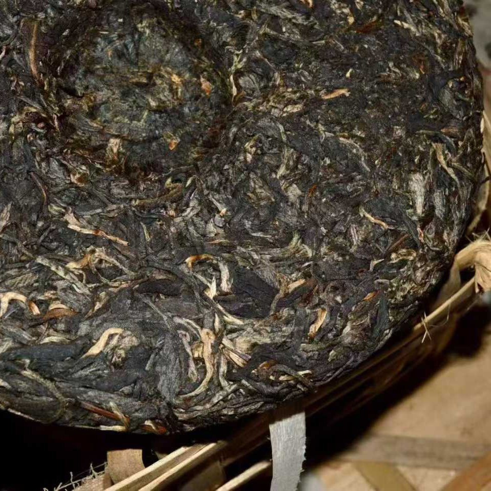 2004 Tongxing Hao Vintage Raw Pu-erh Tea Cake – 357g