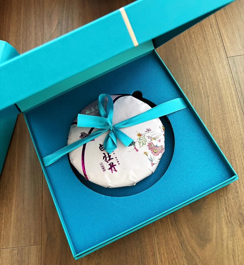 WHITE TEA WITH GIFT BAG ALSO GREEN BLACK OR RED IN GIFT BOX AND BAG