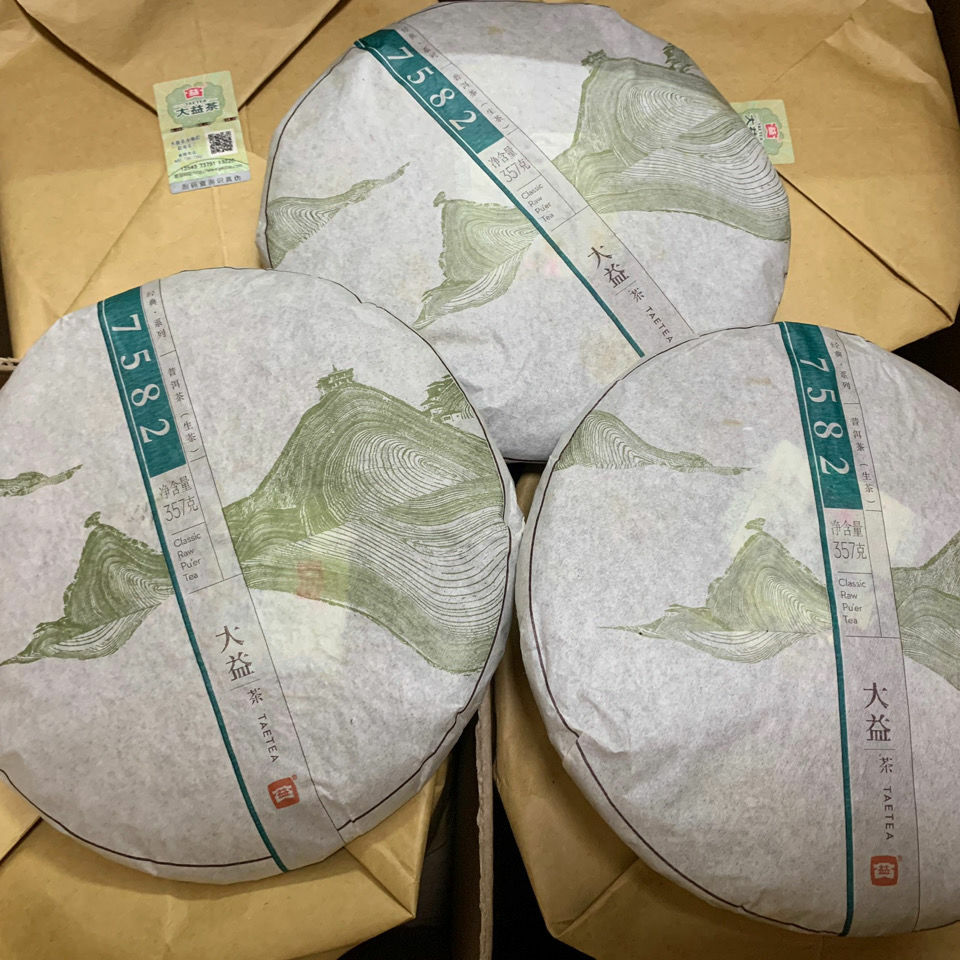 2014 Taetea Dayi 7582 Raw Pu-erh Puer Tea 357g Cake Shaped Pu’er Batch 1401