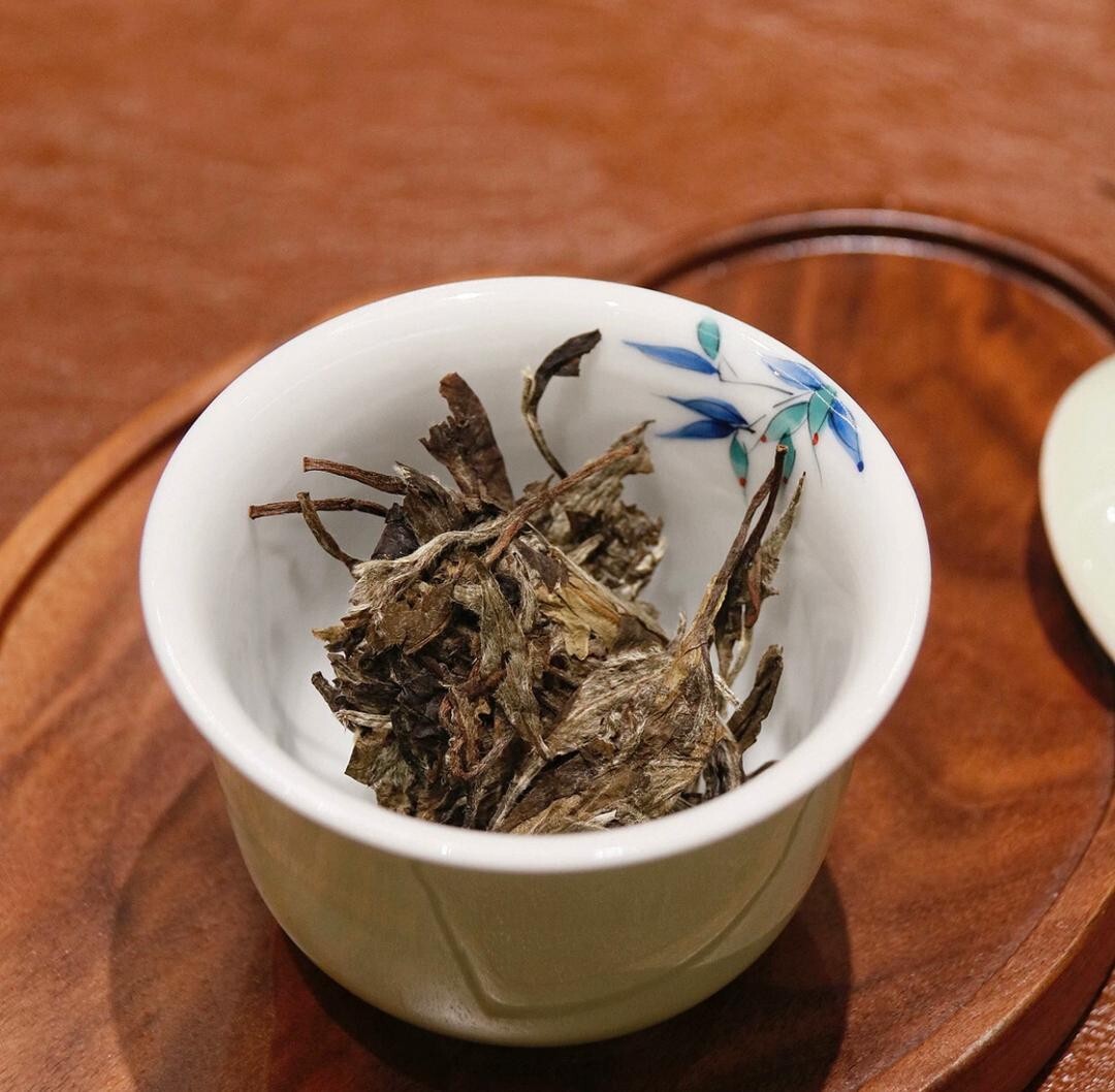 WHITE TEA WITH GIFT BAG ALSO GREEN BLACK OR RED IN GIFT BOX AND BAG