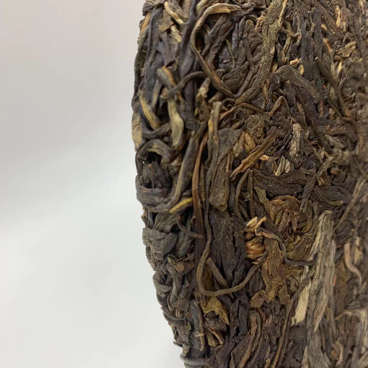 2004 Chun Ming Millennium Old Tea Cabbage Banzhang Menghai Pu’er Raw Tea 357g