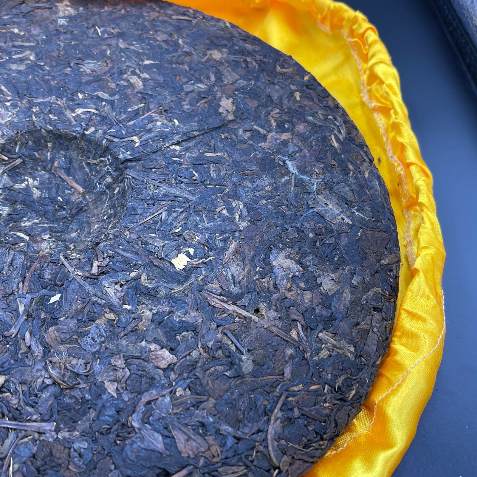 1998 Vintage Jingmai Wild Ancient Tree Raw Pu-erh Tea Cake – 1000g (2.2 lbs)