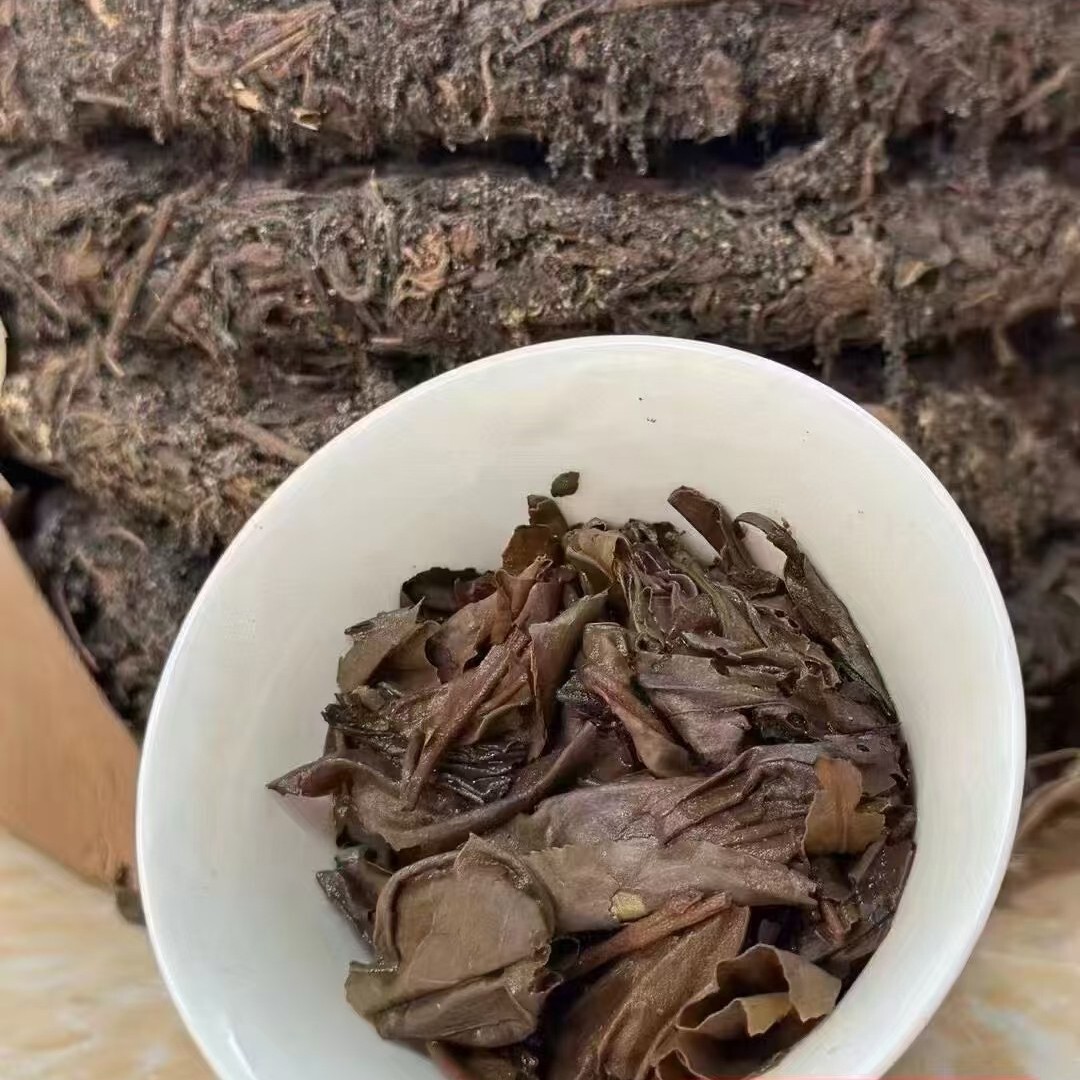1980s ‘Double Flower Mark’ Raw Pu-erh Tea Cake, 357g