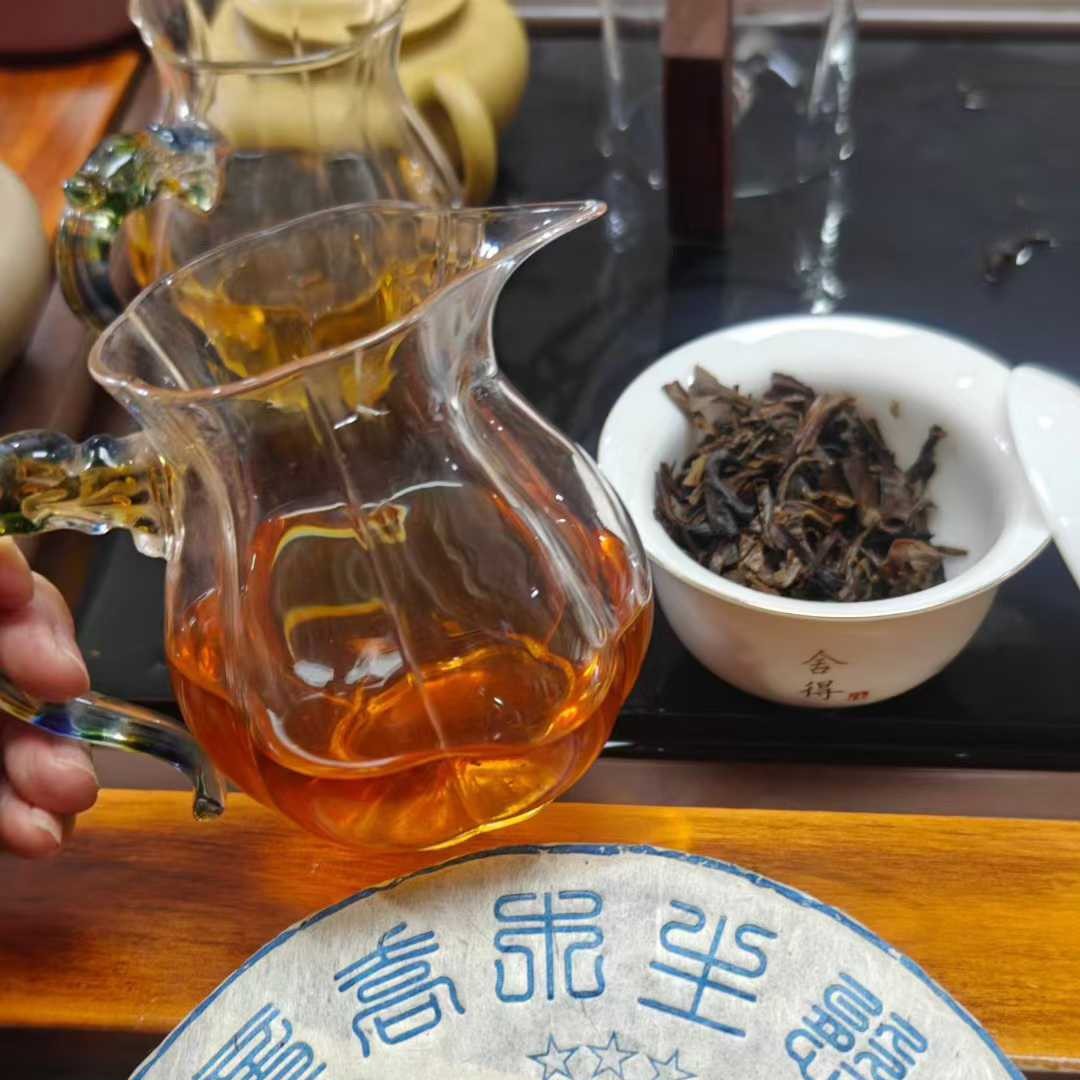 1996 Vintage “Green Big Tree” Banzhang Mother Tree Raw Pu-erh Tea Cake (357g)