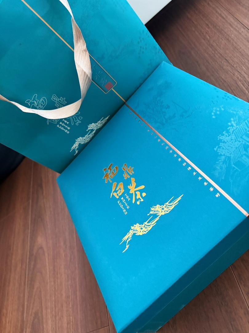 WHITE TEA WITH GIFT BAG ALSO GREEN BLACK OR RED IN GIFT BOX AND BAG