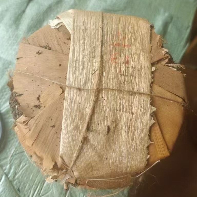 1980s ‘Double Flower Mark’ Raw Pu-erh Tea Cake, 357g