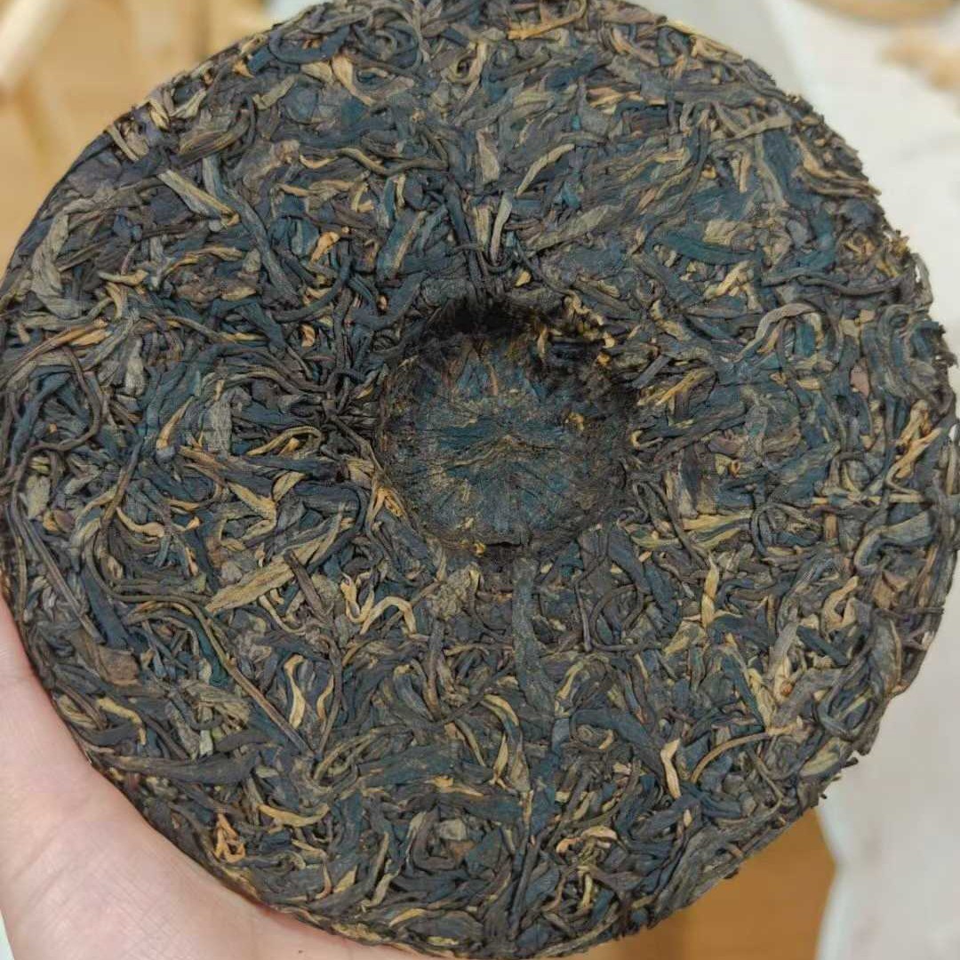 2004 Tongxing Hao Vintage Raw Pu-erh Tea Cake – 357g