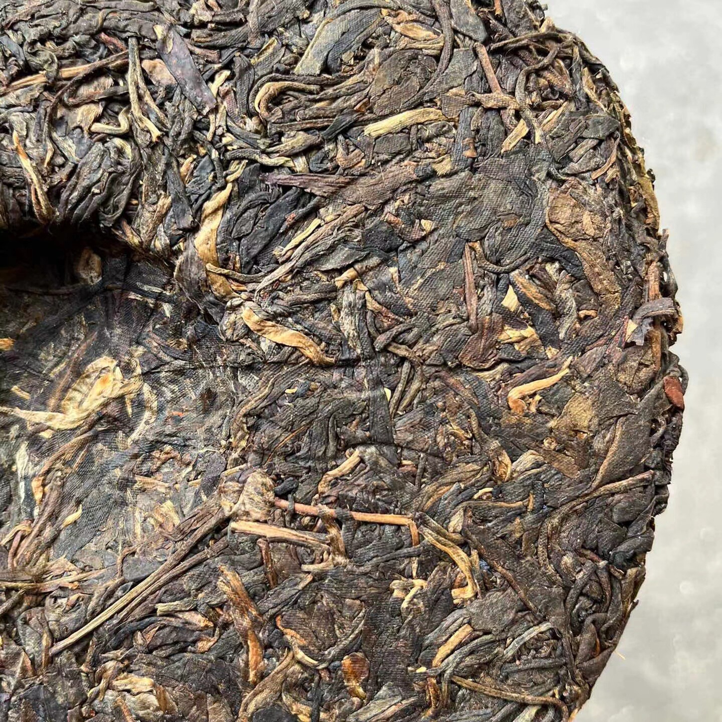 2004 Yunnan Pu-erh Tea Lao Ban Zhang Raw Puerh Tea Cake Wild Tree Pu’er Tea 357g