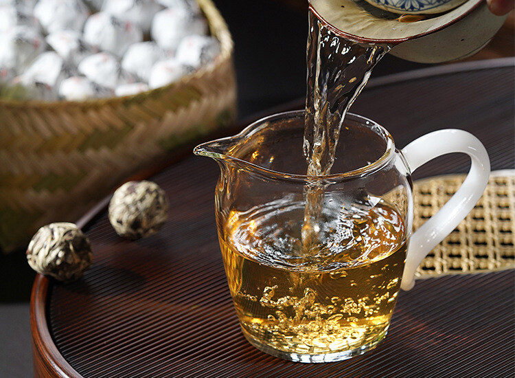 Yunnan Moonlight White Ball Nectar Fragrance Raw Pu Er Tea Yue Guan Bai Long Zhu