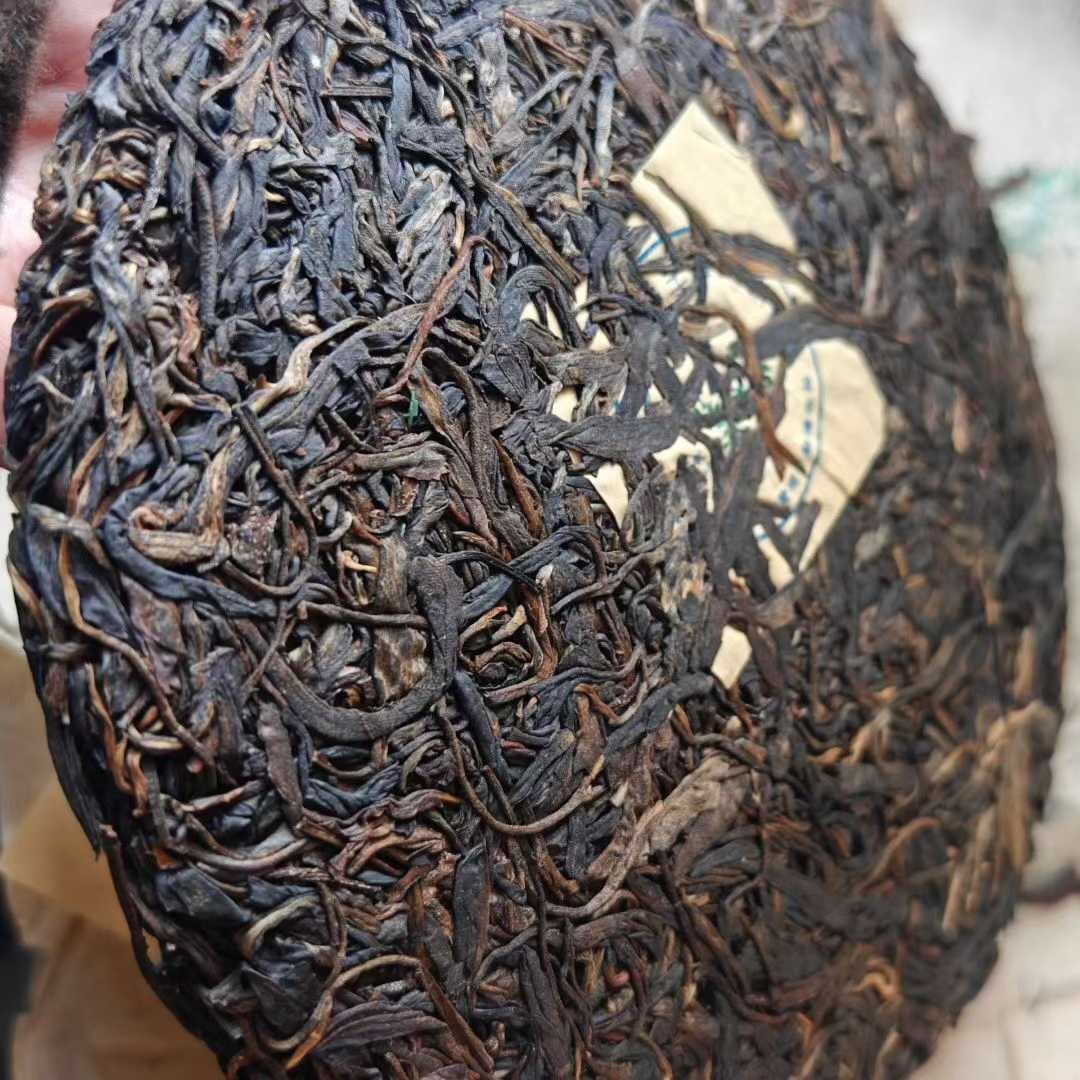 1996 Vintage “Green Big Tree” Banzhang Mother Tree Raw Pu-erh Tea Cake (357g)