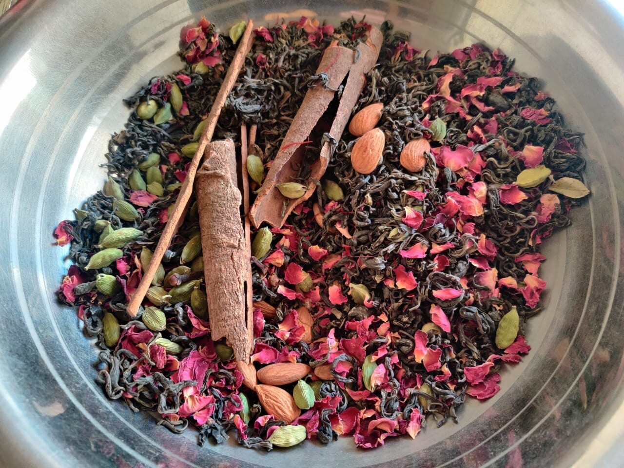 Indian Kashmiri Kahwa with Saffron, Rose Petals and Indian Spice Mix 200 grams