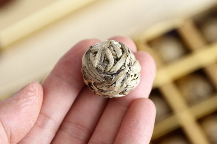 Yunnan High Mountain Old Tree White Tea Handmade Yue Guang Bai Dragon Ball Moon