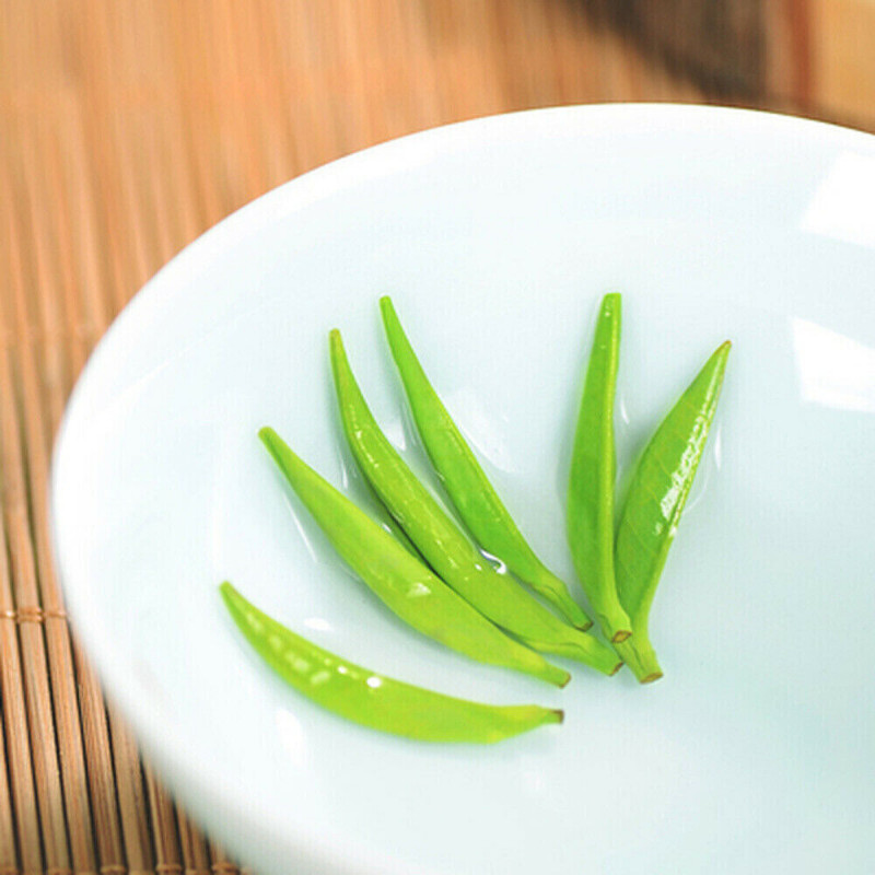 HelloYoung Jin Tan Que She Green Tea 50g Hand Picked Sparrow Tongue Gift Box