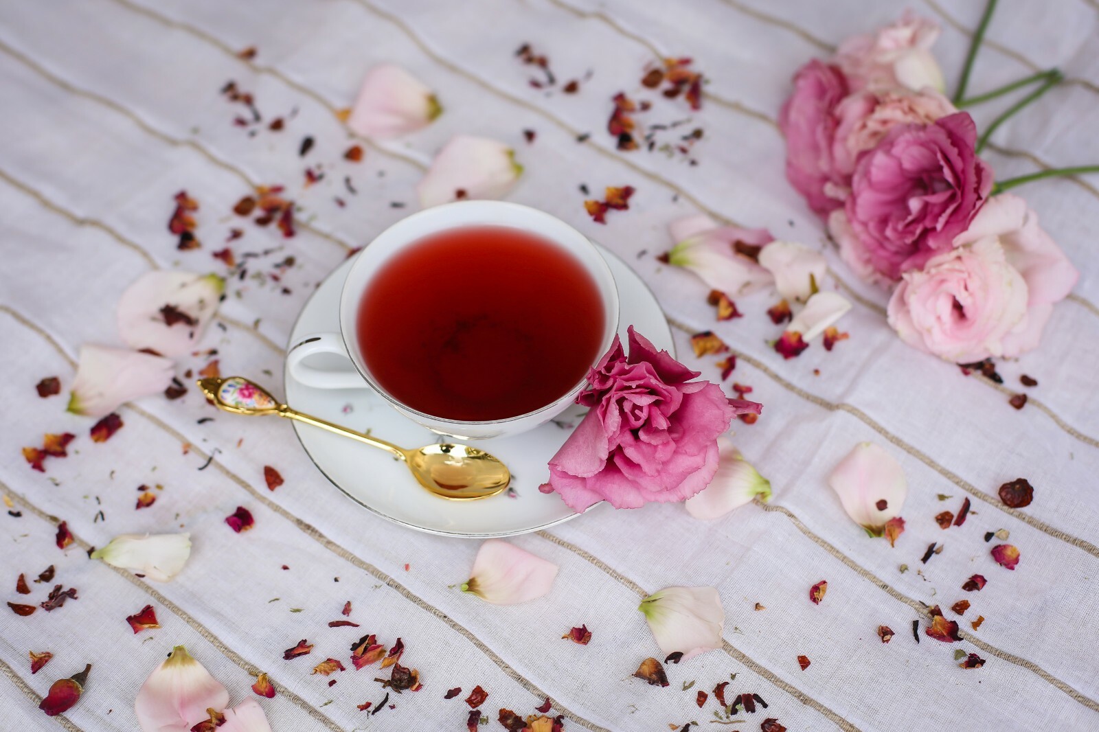 ROZA Fragrant Rose Petal Vitamin C Immune Herbal Loose Leaf Tea Blend 1 oz