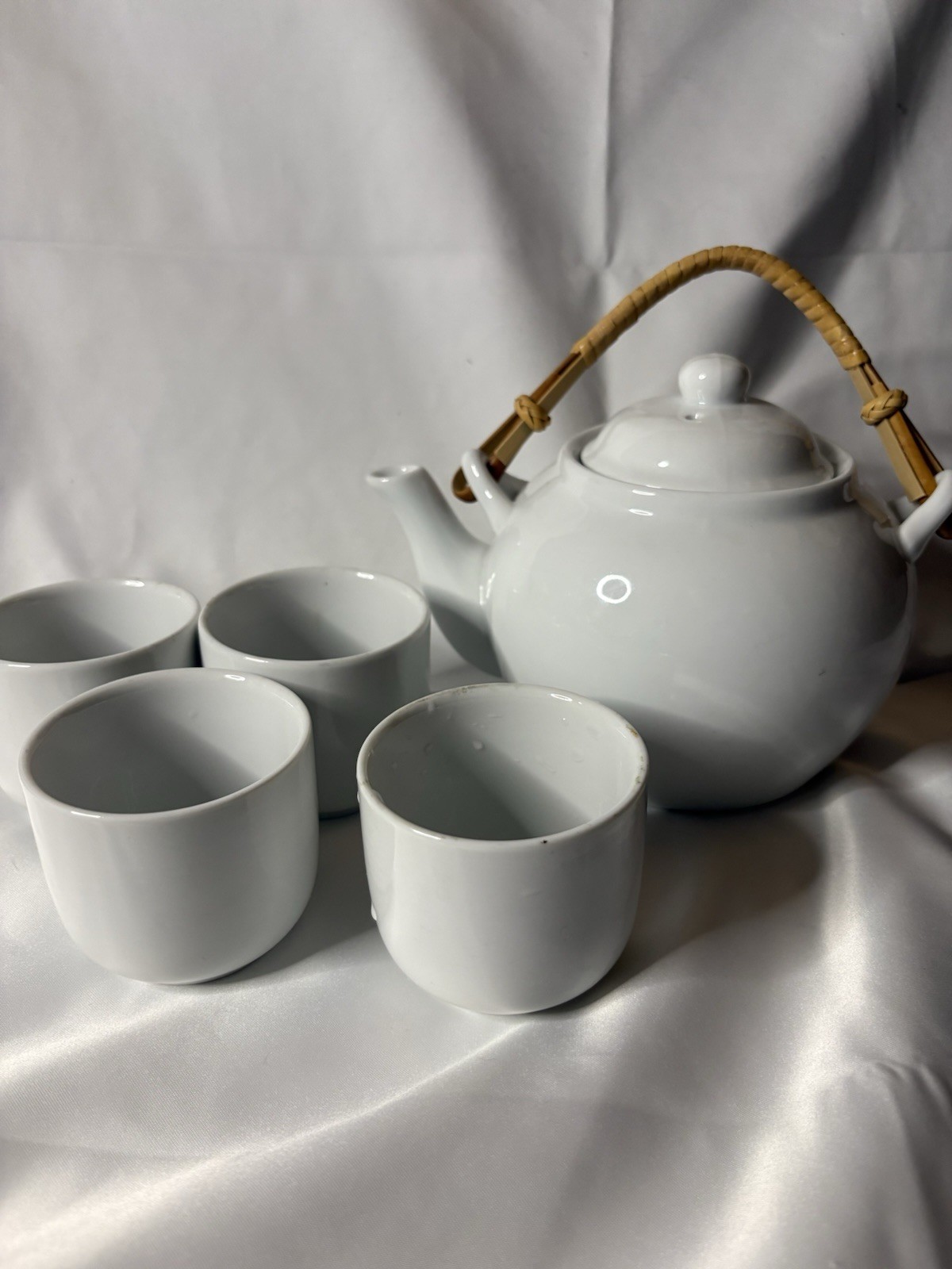 Pure One Tea Set 4 Cups And One Tea Pot With Wicker Handle White