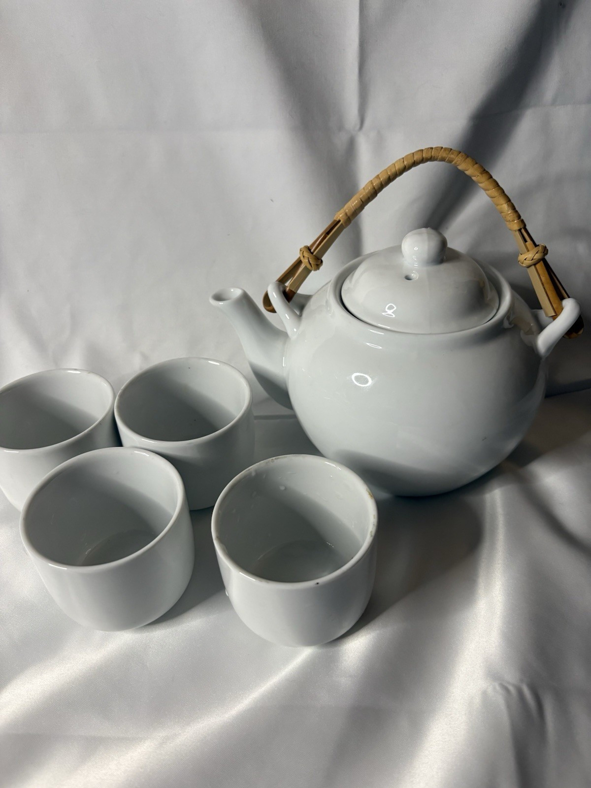 Pure One Tea Set 4 Cups And One Tea Pot With Wicker Handle White