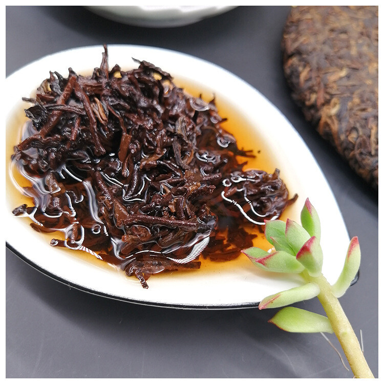 1999 Yunnan Tong Qing Hao Yiwu Mt. Old Tea Puerh Tea Cake Ripe Puer Cooked 357g