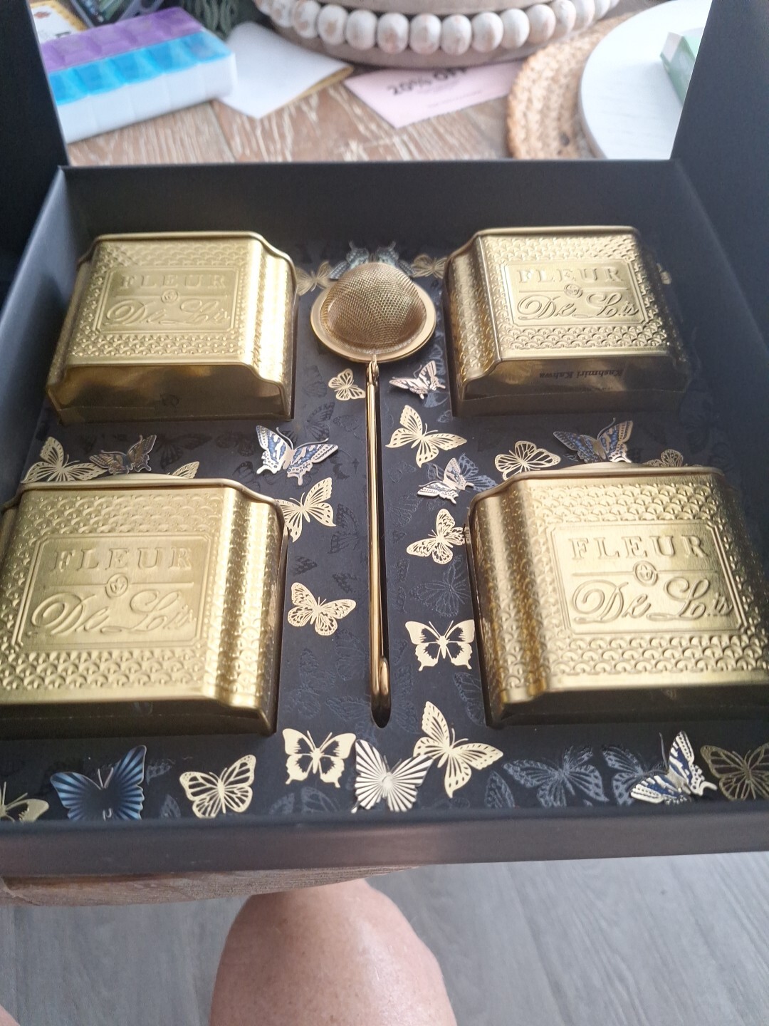 Fleur De Lis Set Of 4 Teas With Tea Strainer In Gift Box. Pre-owned. Never Used