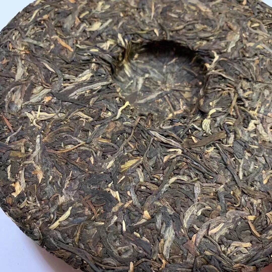 2004 Millennium Ancient Tea Tree Big Cabbage Banzhang Pu’er Raw Tea Cake 357g
