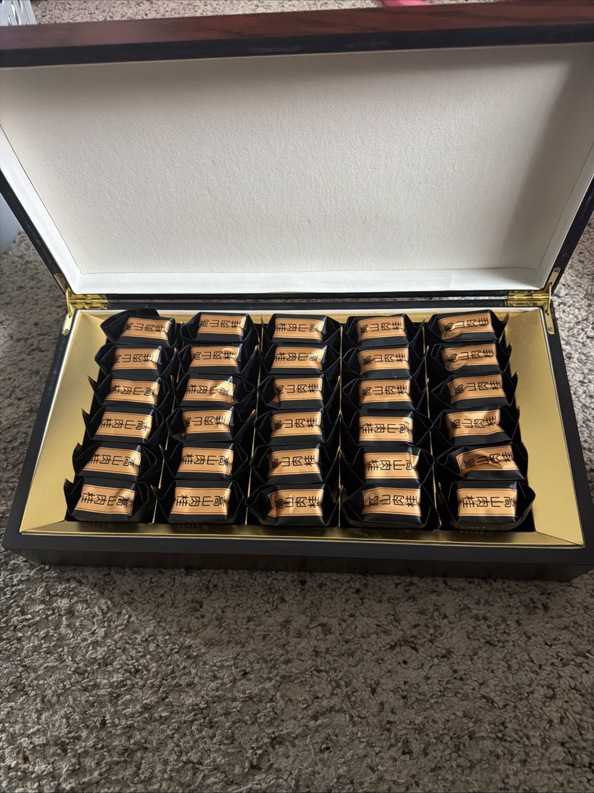 Gao Shan Rou Gui (高山肉桂) Wuyi Mountains. “WU YI ROCK TEA” 30 Count In Wood Box