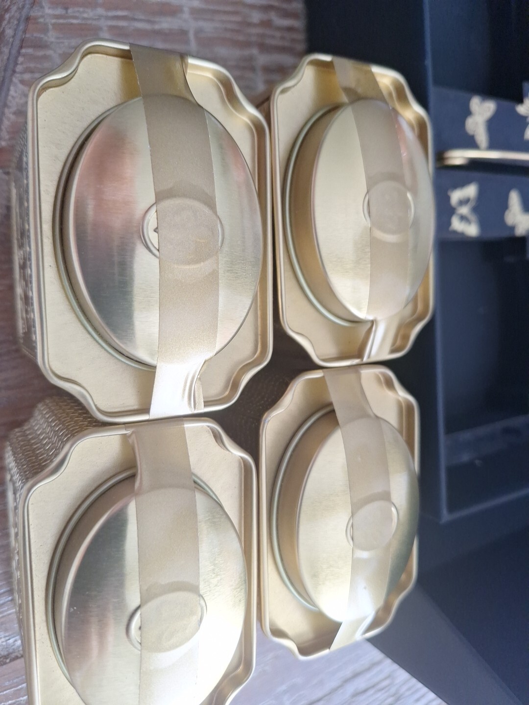 Fleur De Lis Set Of 4 Teas With Tea Strainer In Gift Box. Pre-owned. Never Used