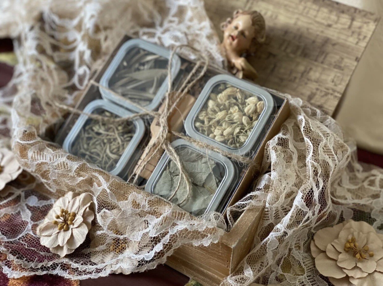 Herbal Loose Leaf Tea Gift Box Unisex Jasmine, Eucalyptus, Lotus, & Honey Suckle